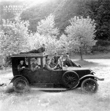 Soldats allemands dans une voiture ancienne