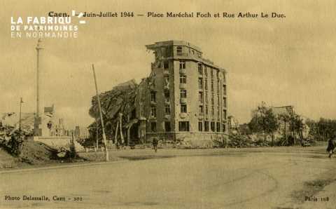 Caen Juin,Juillet 1944- Place Maréchal Foch et place Arthur le Duc