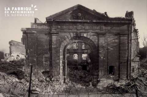 Caen detruit_1944_porche de l'hotel de l'Intendance_rue des Carmes