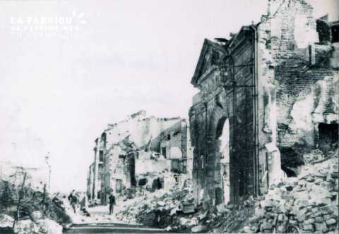 Caen detruit_1944_hotel de l'Intendance_rue des Carmes (porche d'entree)