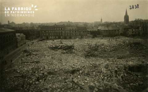 Caen detruit_1944_place de la Republique_a gauche, rue St Laurent