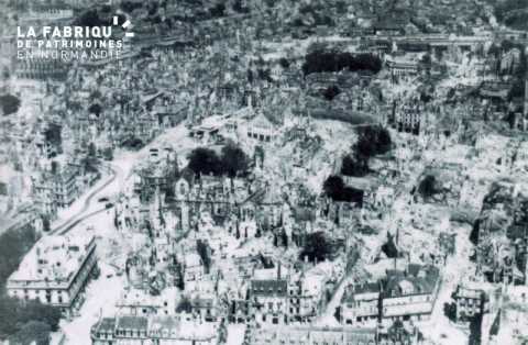 Caen detruit_1944_en bas a gauche, le Theatre_au centre, la Charite