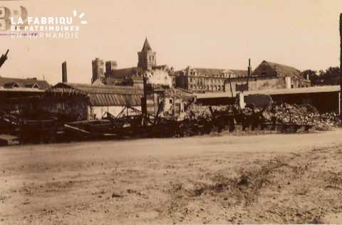 Caen detruit_1944_avenue de Tourville_ruines Ets Gumon_dans les debris, rails du petit train