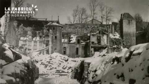 Caen detruit_1944_croisement des rues de Geole et Calibourg_au fond les remparts du Chateau