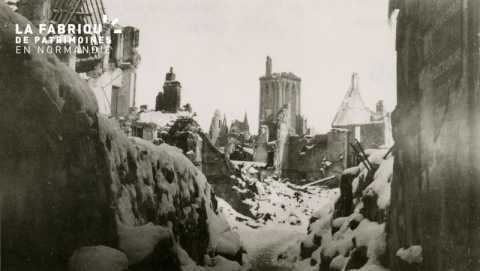 Caen detruit_1944_le clocher de l'Eglise St Pierre vu de la rue des Teinturiers