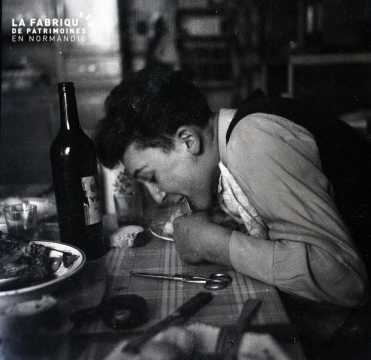 Homme à table