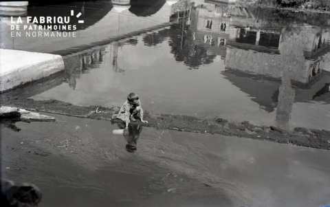 Petit garçon puisant l'eau dans l'Orne à Putanges-Pont-Écrepin