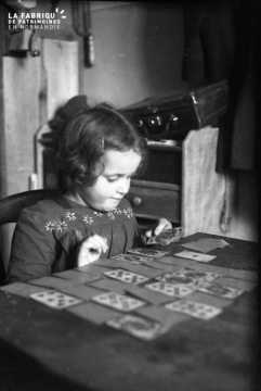 Fillette jouant aux cartes