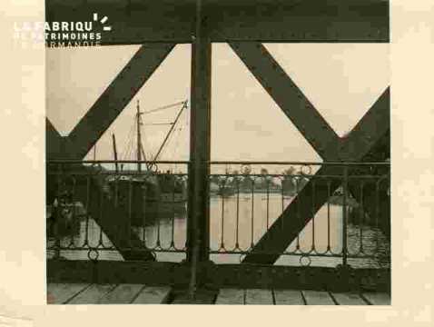 Bateaux récents derrière le pont B