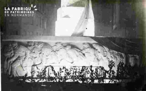 Monument aux morts-frise. illuminé