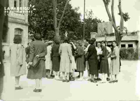 Groupe dans une cour d'école