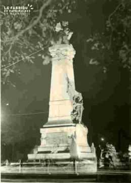 Monument aux morts illuminé