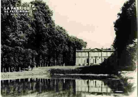 Chât.de Canon, le bassin, le château