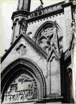 Eglise Notre Dame Arcatures et flèche