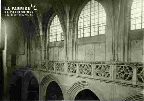 Saint Sauveur le vieux, Arcades et balustrade à droite