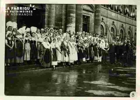 Fêtes Provençales.Groupe de Provençaux sur le parvis de la Mairie