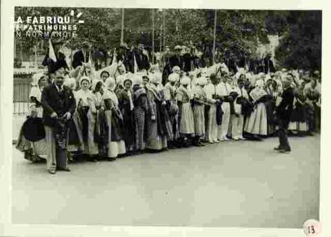 Fêtes Provençales.Présentation du drapeau de l'Académie Provençale