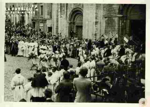 Fêtes Provençales.Entrée à l'église pour la messe en musique