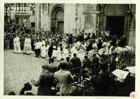 Fêtes Provençales.Sortie de la messe