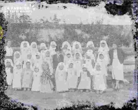 Groupe d'enfants costume et accessoireumé en religieuses, très abim