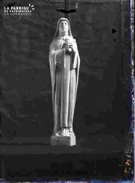 Statue de vierge ou religieuse