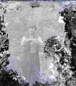 femme avec toque dans jardin, très ab