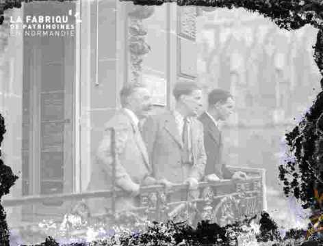 3 hommes à un balcon, très ab