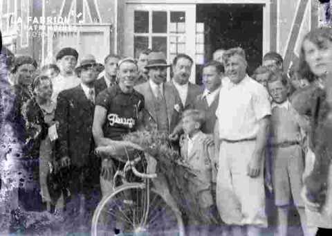 cyclisme coureur entouré