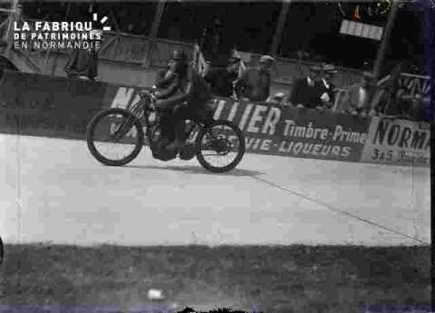 cyclisme, motard ouvrant la course