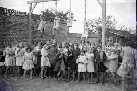 Enfants dans une cour d'école