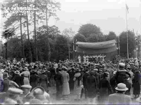 Foire,  la foule et scène folklorique