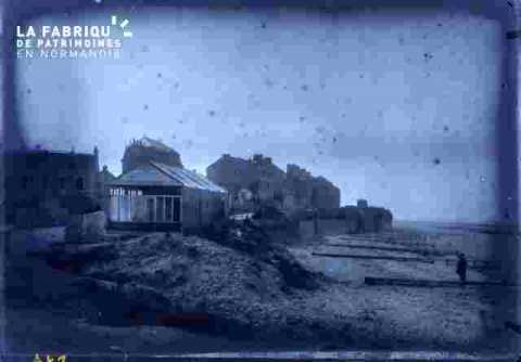 Bord de mer avec habitations