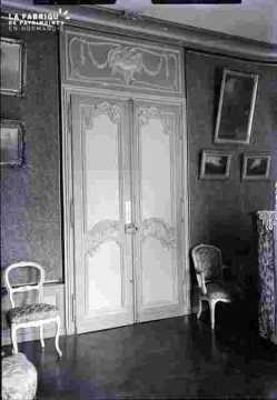 Salon avec porte ornée  et tableaux, Préfecture ?
