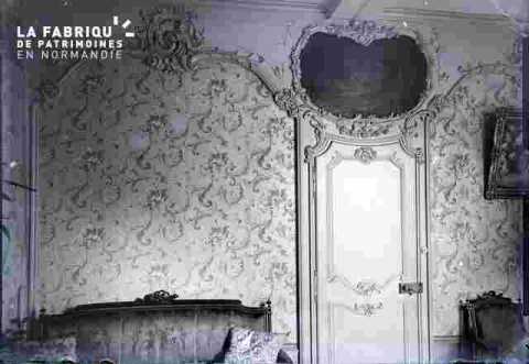 Salon avec mur décoré   et tableaux, Préfecture ?