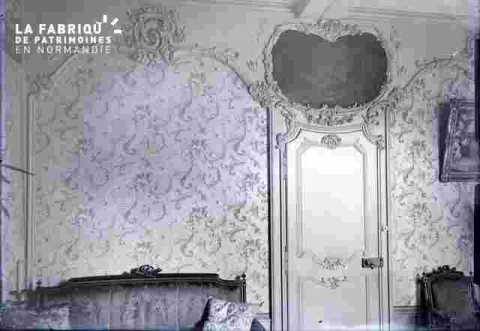 Salon avec mur décoré   et tableaux, Préfecture ?