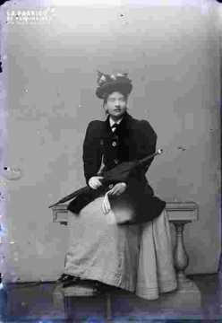 Femme assise en tenue de sortie