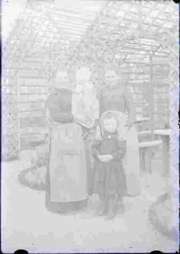 trois femmes et une petite fille