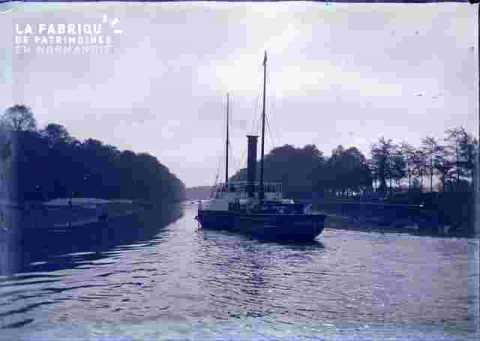 Canal ou fleuve avec bateau