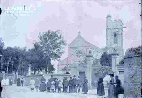 Eglise et groupe endimanché