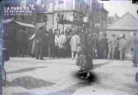 Groupe en costume et accessoireume début de siècle sur place publique