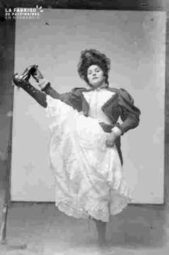 Femme en costume et accessoireume début de siècle, revue ?