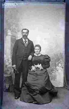 Couple en costume et accessoireume début de siècle