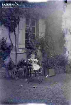 Enfant dans poussette début de siècle