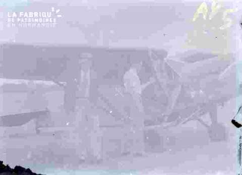 Avion de tourisme et deux hommes