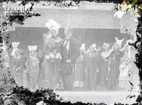 Spectacle en costume et accessoireumes normands sur scène