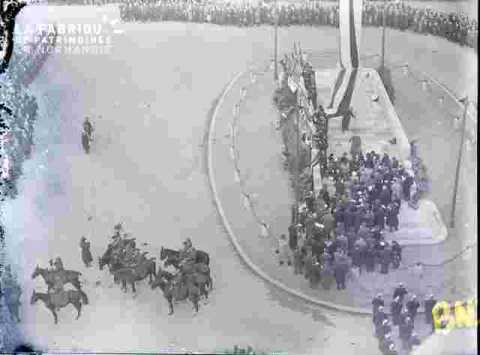 Fête de l'armistice.Autour du Monument