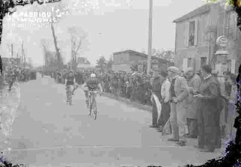 Cyclisme  En ville (abimé)