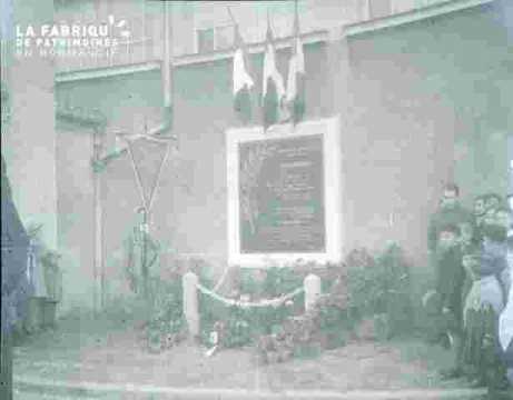 Inauguration.Public près du monument