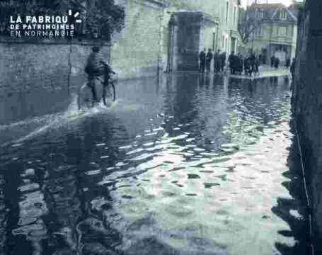 Inondation-L'eau sur le Grand Cours