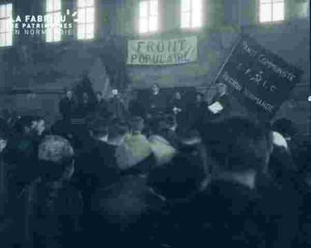 Salle avec banderole du front populaire et du PC